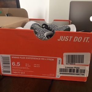 Women's flex experience rn 4 prem, never worn!